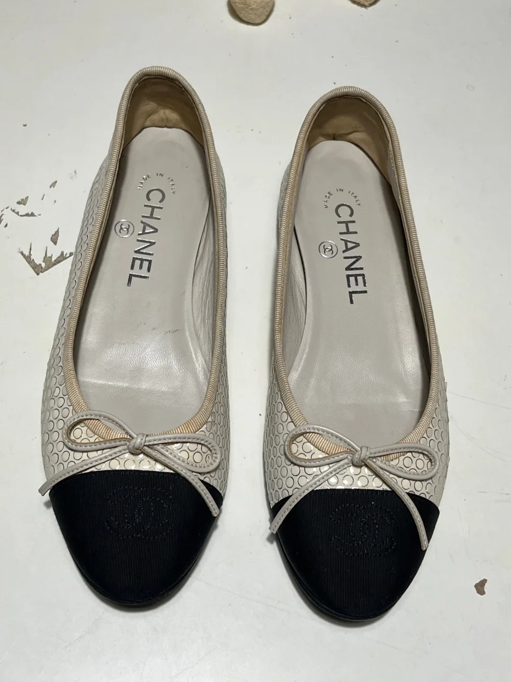 CHANEL white black Leather Ballet Flats with Black Cap Toe
